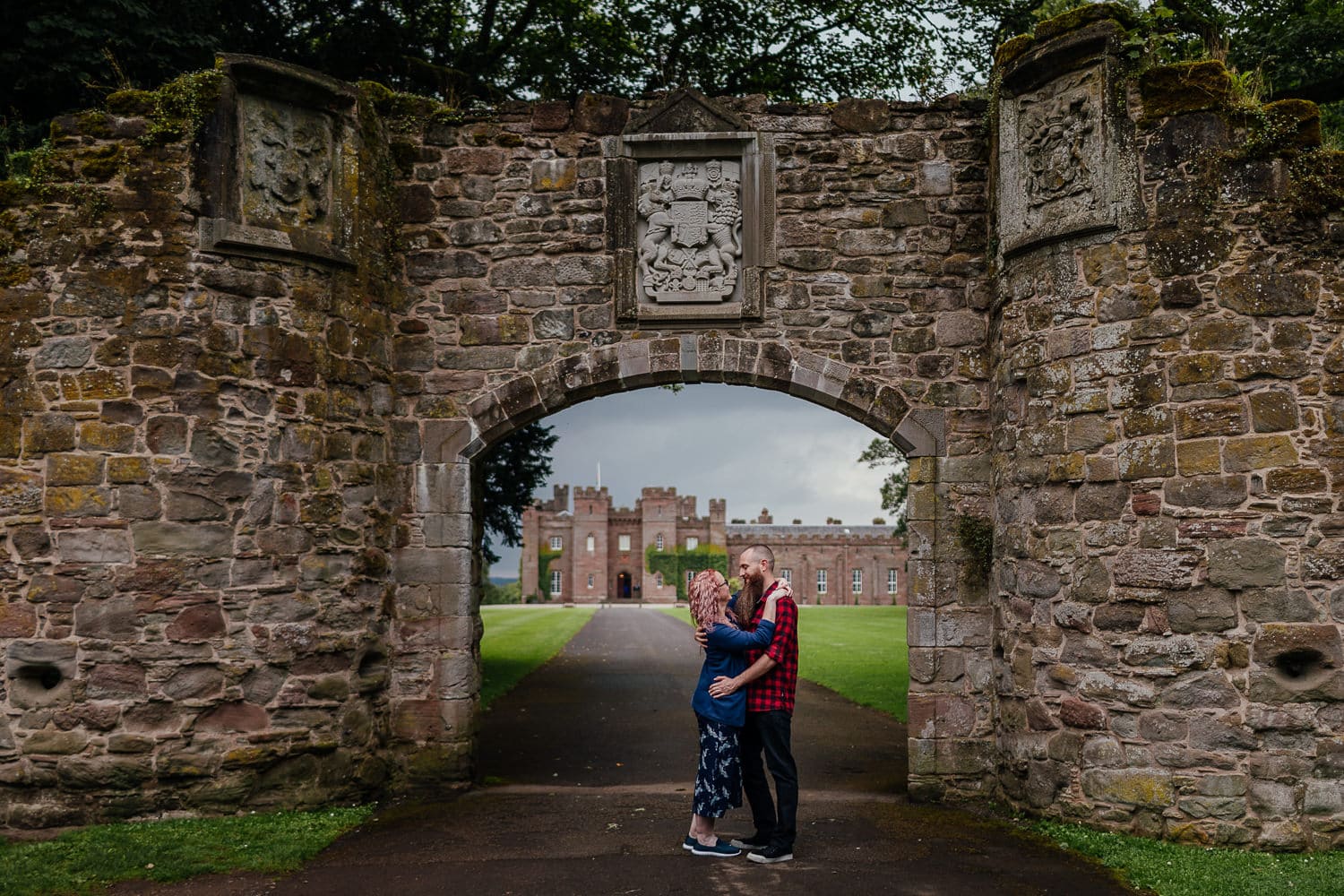 Scone palace couples shoot under arch